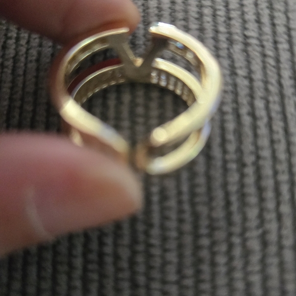 18k Dubai Fashion Gold and Silver V Initial Ring - Picture 8 of 12